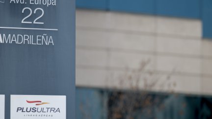 Efectivos de la Guardia Civil y de la Policía Nacional durante un registro por parte de la Guardia Civil de la sede de la aerolínea Plus Ultra. / Alberto Ortega/ Europa Press