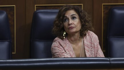 La vicepresidenta primera del Gobierno, María Jesús Montero, en el debate relativo al objetivo de estabilidad presupuestaria, en el pleno que este jueves se celebra en el Congreso. EFE/ Kiko Huesca