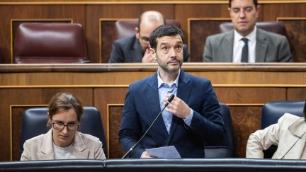 El ministro de Derechos Sociales, Consumo y Agenda 2030, Pablo Bustinduy, interviene durante una sesión de control al Gobierno, en el Congreso de los Diputados./ Ananda Manjón / Europa Press
