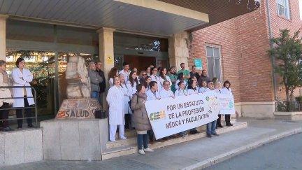 Concentración en Teruel a las puertas del Hospital Obispo Polanco durante la tercera jornada de huelga. / Aragón TV