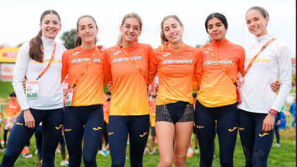 Mireya Arnedillo junto a sus compañeras de selección. Foto: X AtletismoRFEA