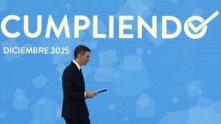 Pedro Sánchez se dirige al atril donde ha dado la rueda de prensa. / EFE. J.J. Guillén