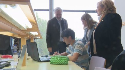 Jorge Azcón junto a la rectora de la Universidad de Zaragoza, Rosa Bolea, en la visita a la Escuela Politécnica Superior de Huesca. / Aragón TV