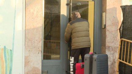 Uno de los vecinos del bloque 1 de la plaza Santa Clara en el momento en el que ha regresado a su casa. / Aragón TV