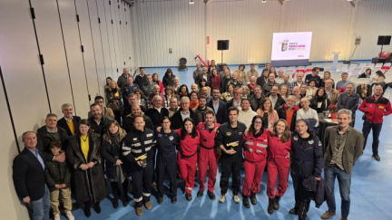 Foto de familia del 25 aniversario del servicio de transporte sanitario mediante helicóptero en Aragón./ 112 Aragón