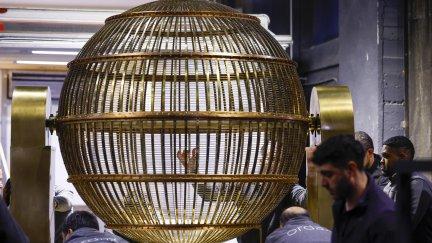 Uno de los bombos que se utilizarán en el Sorteo Extraordinario de Navidad. | EFE