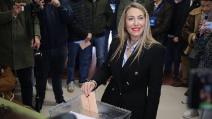 La candidata del PP María Guardiola, en el momento de depositar su voto. | EFE