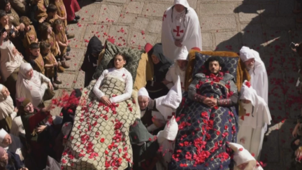 Los Amantes de Teruel en la escena final de Las Bodas de Isabel de Segura./ Aragón TV