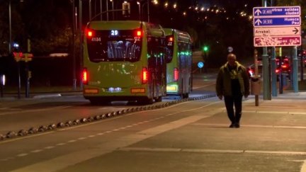 Los servicios de autobús y tranvía sólo paran para cenar en Nochebuena y Nochevieja. / Aragón Tv