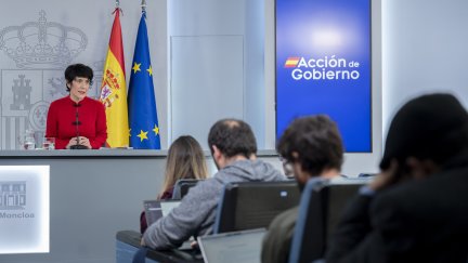 La ministra de Seguridad Social, Inclusión y Migraciones y nueva portavoz del Gobierno, Elma Saiz, posa con su cartera, en el Palacio de la Moncloa./ Eduardo Parra / Europa Press