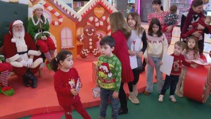 Niños haciendo cola para darle la carta a Papá Noel en el centro comercial Puerto Venecia de Zaragoza. / Aragón TV