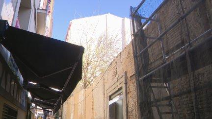 El solar se encuentra en la calle Libertad de Zaragoza. / Aragón Tv