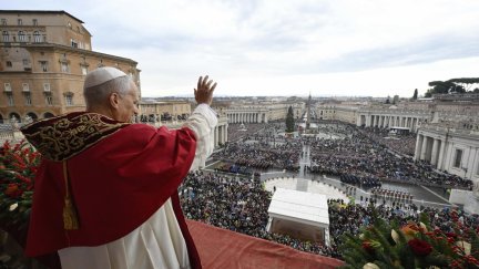 El papa León XIV celebra la Santa Misa de Navidad en la basílica de San Pedro del Vaticano, el 25 de diciembre de 2025. / EFE