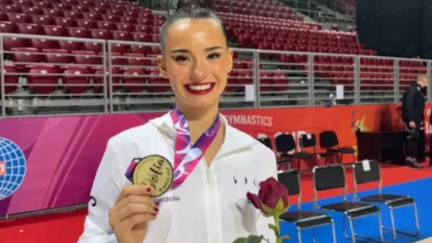 Inés Bergua posa con uno de los oros conquistados en la Copa del Mundo de Sofía