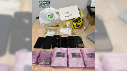 Imagen de algunos de los efectos intervenidos en la vivienda de la pareja detenida. | Policía Nacional