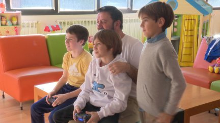 Varios niños se divierten en la casa de ASPANOA en Almudévar. / Aragón Noticias