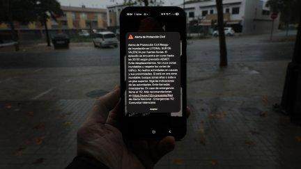 La Agencia Estatal de Meteorología ha elevado a rojo el aviso por lluvia en el litoral sur de la provincia de Valencia y la Generalitat Valenciana ha emitido un mensaje Es_Alert a la población de esa zona, en la imagen la localidad de l'Alcúdia (Valencia). / EFE/ Kai Forsterling