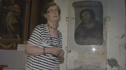 Cecilia Giménez junto al 'Ecce homo' en el Santuario de la Misericordia de Borja. / Aragón TV