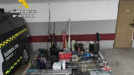 Parte del material incautado al sospechoso. / Guardia Civil