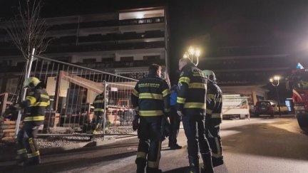 Efectivos de emergencias del cantón de Valais observan el lugar del siniestro. / Reuters