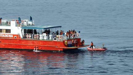 Imagen de uno de los barcos del dispositivo de búsqueda y rescate de Indonesia que prosigue con las labores de recuperación de los desaparecidos. (EFE|quipo de Búsqueda y Rescate de Indonesia)