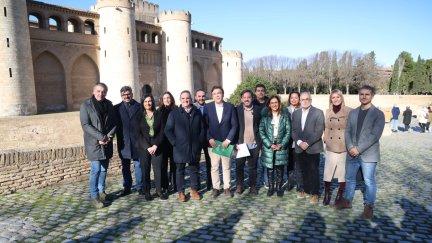 Foto de familia de los candidatos frente a la Aljafería. / Aragón-Teruel Existe.