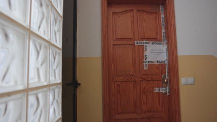 Puerta del domicilio donde fueron hallados los cadáveres / EFE