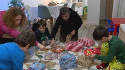 El hogar zaragozano de Alba y Diego, en el que viven junto a sus tres hijos Manuel, David e Ibai. / Aragón TV
