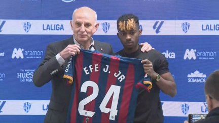 Efe Aghama junto a Ángel Martín González en su presentación.