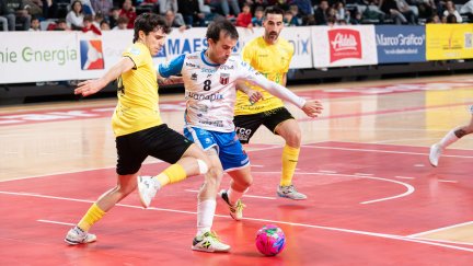 Richi Felipe disputando un balón en un partido del Wanapix Sala 10. Foto: Alejandro Meavilla