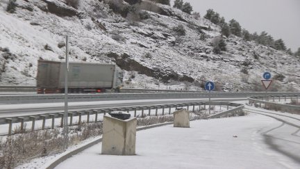 La nieve obliga a llevar cadenas en algunas carreteras del Pirineo oscense. / Aragón TV