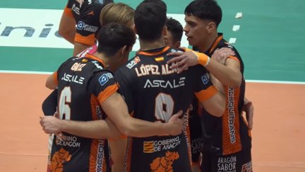 Los jugadores del Pamesa Teruel celebran un punto durante el encuentro.