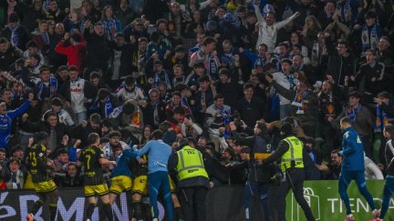 La plantilla celebra uno de los goles de Kodro en El Sardinero