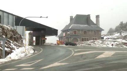 El acceso a Somport requiere de cadenas o neumáticos de nieve. / Aragón Tv