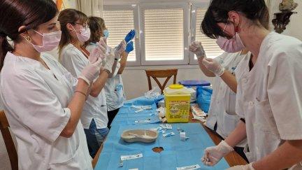Preparación de vacunas en el centro de Salud de Oliver, en Zaragoza. / Gobierno de Aragón