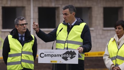 El presidente del Gobierno, Pedro Sánchez, durante el inicio de la demolición de los cuarteles de Campamento. / EFE/ Javier Lizón