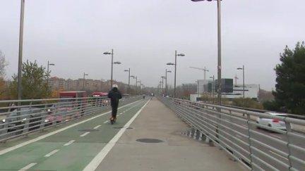 Uno de los carriles bici de la ciudad, que atraviesa el puente Uno de los carriles bici de la ciudad, que atraviesa el puente de la Almozara. / Aragón TVde la Almozara. / Aragón Tv