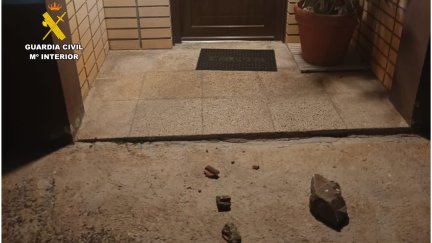 El detenido lanzó piedras para intentar acceder al domicilio. / Guardia Civil