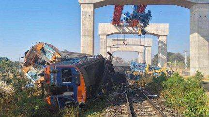 Una grúa se desploma sobre un tren de pasajeros en Tailandia. / Aragón TV