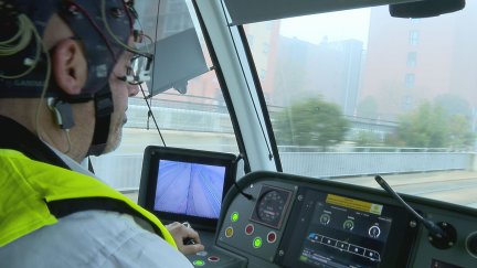 Investigadores del University College of London trabajan junto a los conductores del tranvía para analizar su tiempo de respuesta al sistema. / Aragón TV