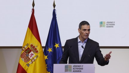 Pedro Sánchez este miércoles en el centro La Vega Innova, en San Fernando de Henares (Madrid). / EFE