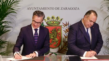 El consejero de Urbanismo, Infraestructuras, Energía y Vivienda, Víctor Serrano, y el presidente del Colegio de Administradores de Fincas de Aragón, Germán Pardiñas, en la firma del acuerdo. / Ayuntamiento de Zaragoza