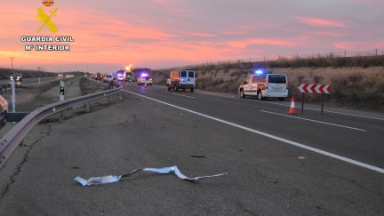 Carga del vehículo desperdigada en la A-23. / Guardia Civil