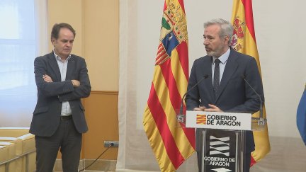 El presidente de Aragón, Jorge Azcón, este jueves en rueda de prensa junto al consejero de Hacienda, Roberto Bermúdez de Castro. / Aragón TV