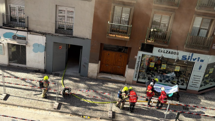 Bomberos trabajando en el lugar del suceso. / Ronald Renauro