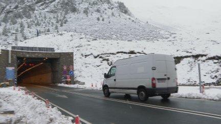 Vehículo a su paso por el túnel de Bielsa, una de las zonas habitualmente más afectadas por la nieve. / Aragón TV