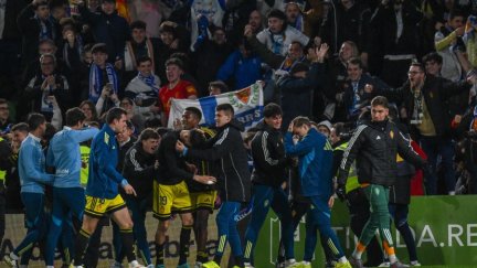 Los jugadores del Real Zaragoza celebran el tercer gol en Santander.