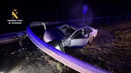 El coche accidentado en Almudévar. / Guardia Civil