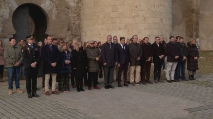 Minuto de silencio a las puertas de las Cortes de Aragón, en La Aljafería. / Aragón TV