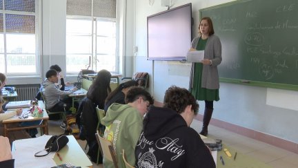Una profesora imparte clase en Secundaria. / Aragón TV